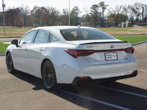 Used 2019 Toyota Avalon XSE image 16