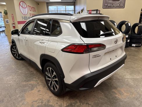 Used 2024 Toyota Corolla Cross XLE w/ Convenience Package image 10