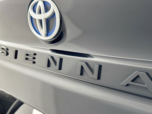 Used 2021 Toyota Sienna XLE w/ XLE Plus Package image 11