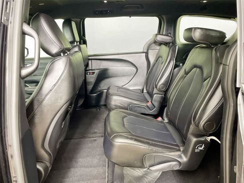 Used 2025 Chrysler Pacifica Select FWD image 11