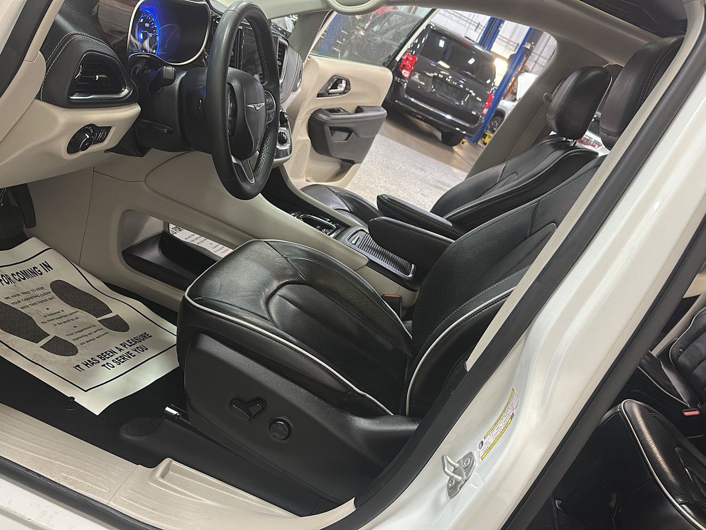 Certified 2023 Chrysler Pacifica Limited FWD image 15