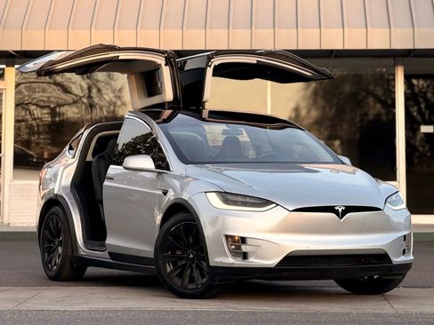 Used 2018 Tesla Model X 75D image 2