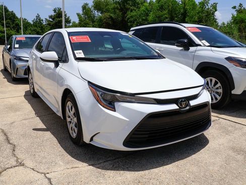 Used 2024 Toyota Corolla LE FWD image 2