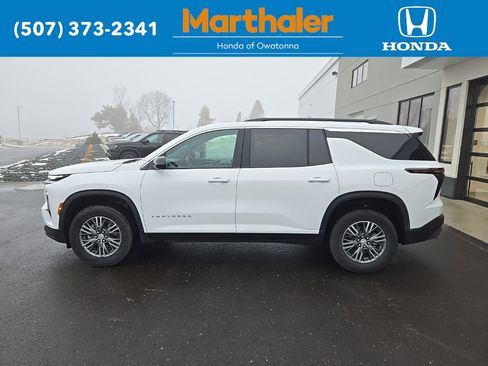 Used 2025 Chevrolet Traverse LT image 2