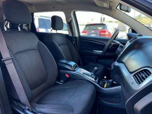 Used 2017 Dodge Journey SE image 30