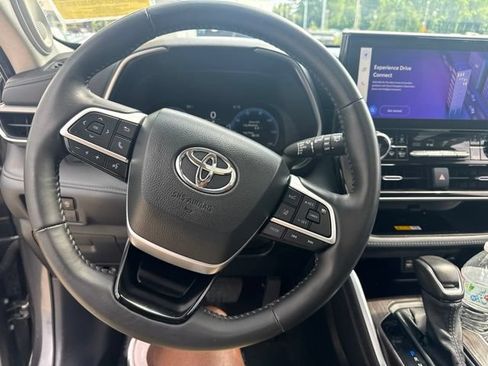 Used 2024 Toyota Highlander Platinum AWD/4WD image 17