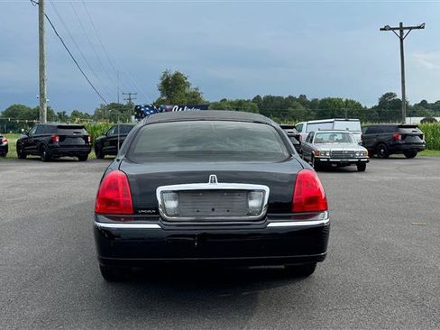 Used 2008 Lincoln Town Car Executive RWD image 9