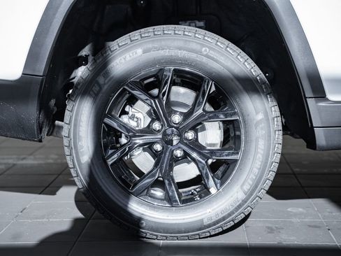 New 2025 Jeep Grand Cherokee L Altitude image 17