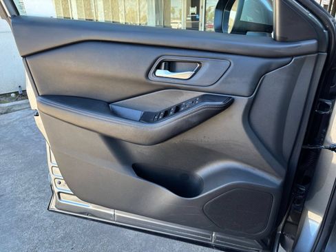 Used 2025 Nissan Rogue SV FWD image 18
