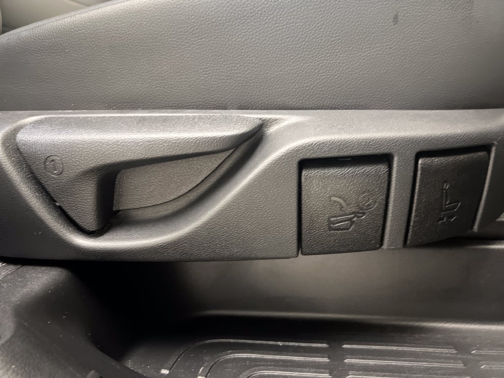 Used 2025 Toyota Highlander XLE FWD image 25