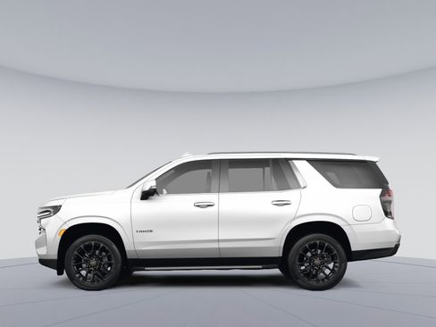 Used 2022 Chevrolet Tahoe LT w/ Luxury Package AWD/4WD image 2