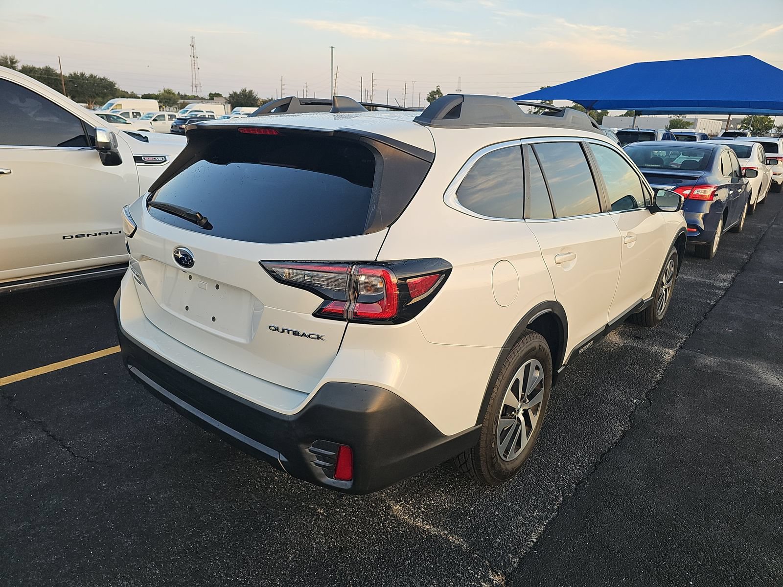 Used 2022 Subaru Outback Premium AWD/4WD image 3