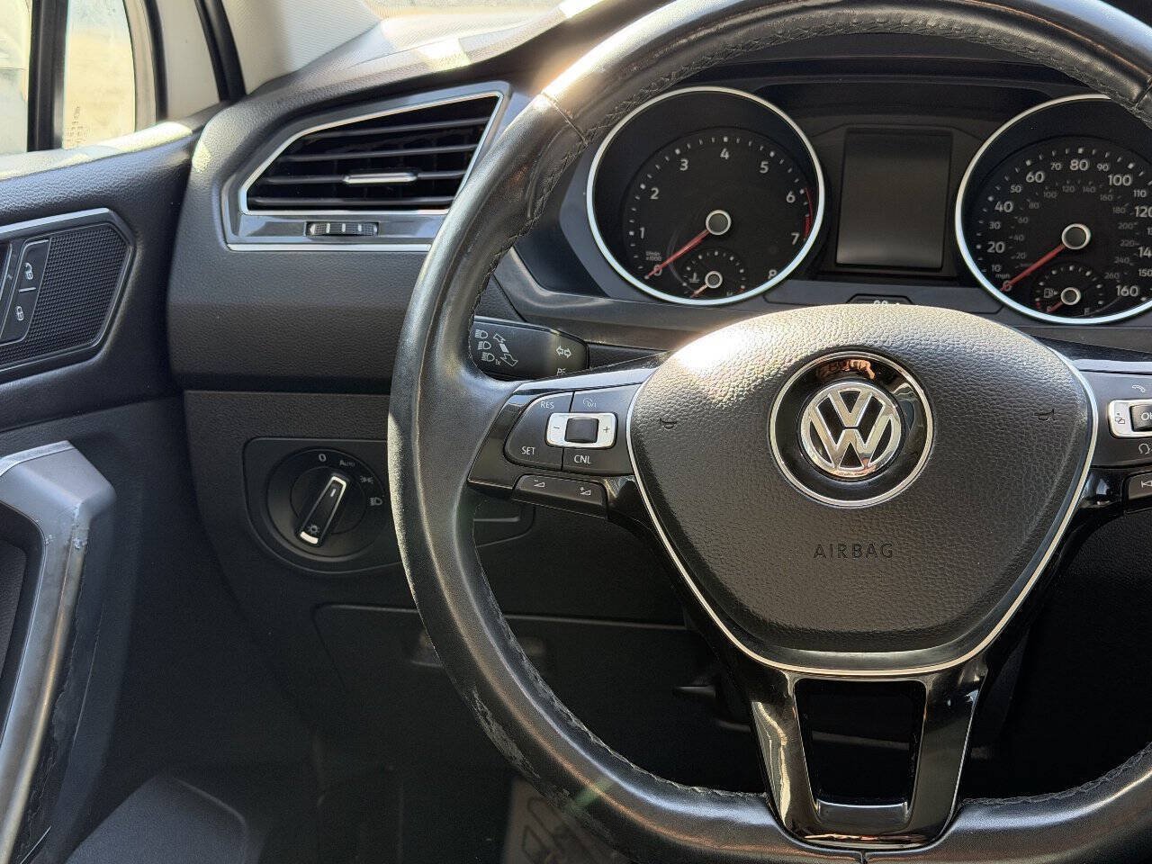 Used 2018 Volkswagen Tiguan SE w/ Panoramic Sunroof Package AWD/4WD image 11