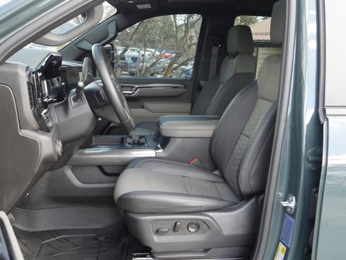 Used 2025 Chevrolet Silverado 2500 ZR2 w/ Technology Package image 3