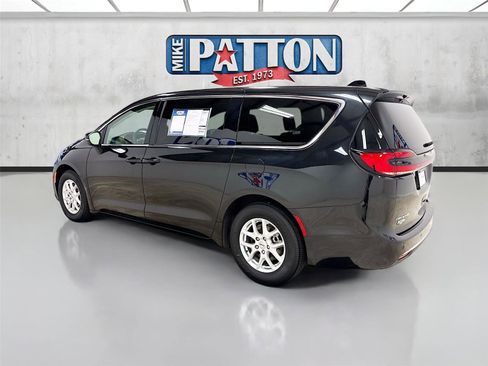Used 2023 Chrysler Pacifica Touring-L image 5