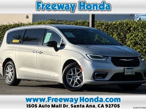 Used 2024 Chrysler Pacifica Touring-L image 1