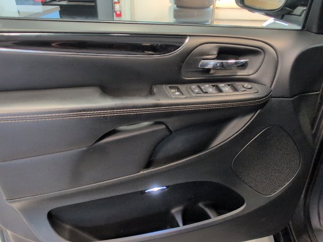 Used 2016 Dodge Grand Caravan SXT FWD image 13