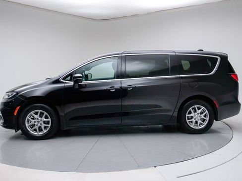 Used 2025 Chrysler Pacifica Select image 2