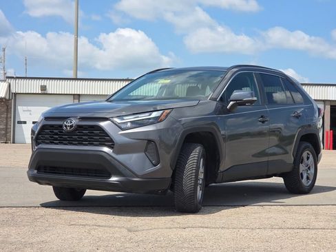 Used 2022 Toyota RAV4 XLE w/ Convenience Package FWD image 19