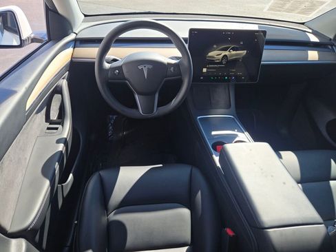Used 2022 Tesla Model Y Long Range image 16