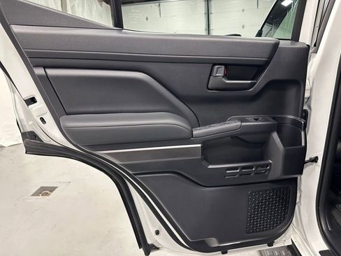 Used 2025 Toyota 4Runner SR5 AWD/4WD image 40