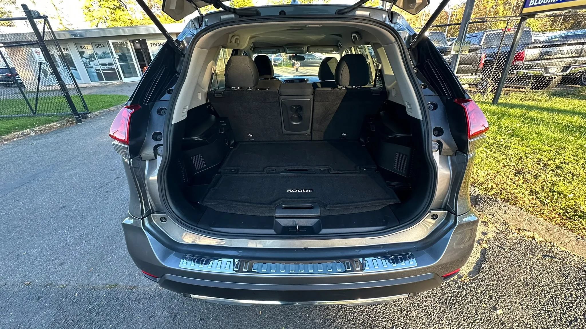 Used 2017 Nissan Rogue SV AWD/4WD image 14