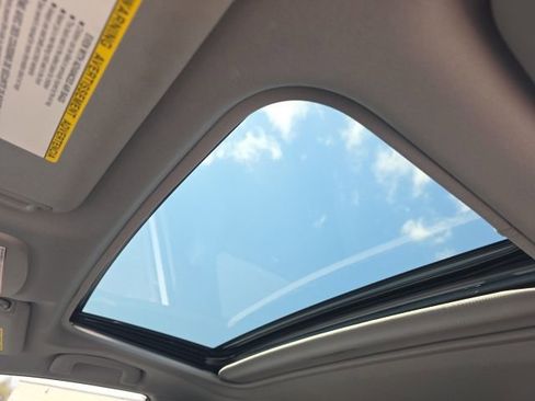 Used 2020 Toyota Camry SE w/ Sunroof Package image 2