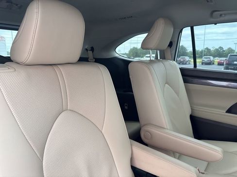 Used 2022 Toyota Highlander Limited FWD image 30