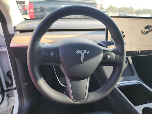 Used 2022 Tesla Model Y Long Range image 17