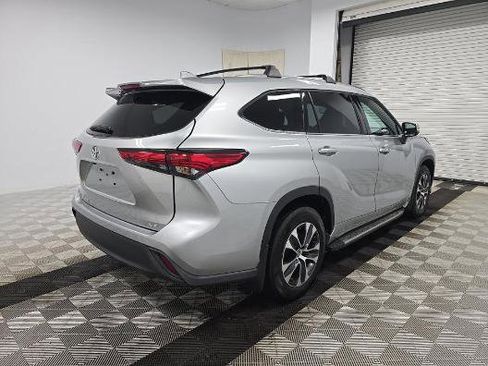 Used 2021 Toyota Highlander XLE FWD image 3