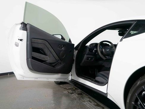 Used 2022 Aston Martin V8 Vantage Coupe image 14