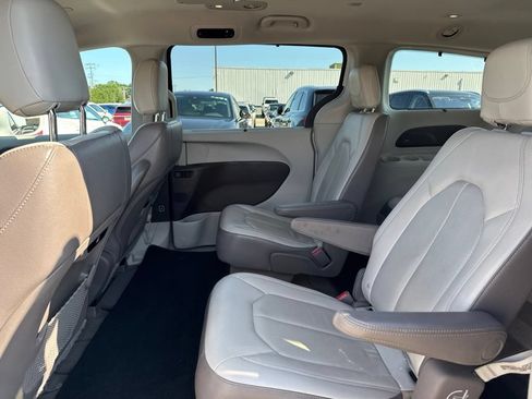 Used 2019 Chrysler Pacifica Touring-L FWD image 15