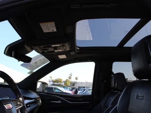 Used 2023 Cadillac Escalade Premium Luxury AWD/4WD image 32