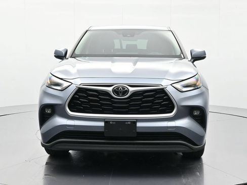 Used 2023 Toyota Highlander LE AWD/4WD image 2