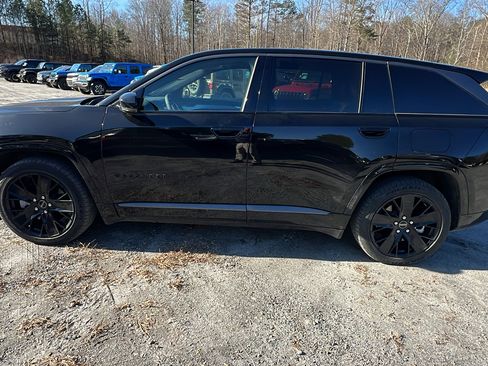 Used 2024 Jeep Wagoneer Launch Edition image 11