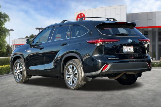 Certified 2021 Toyota Highlander XLE AWD/4WD image 6