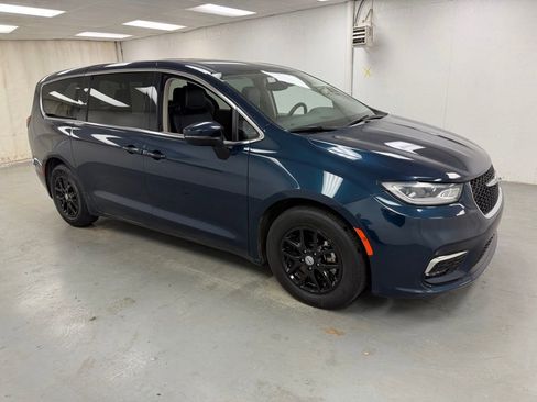Used 2023 Chrysler Pacifica Touring-L FWD image 7