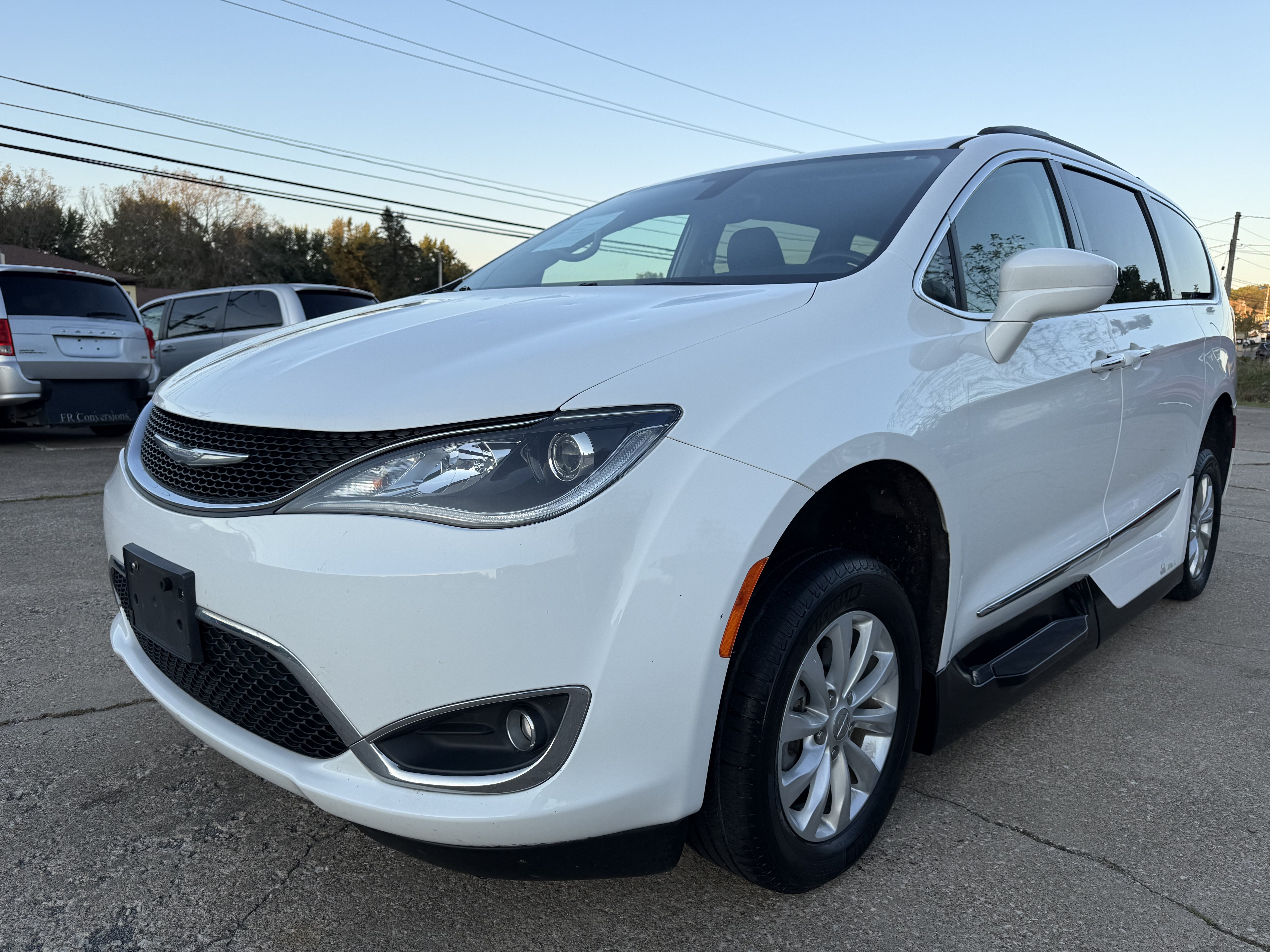 Used 2017 Chrysler Pacifica Touring-L FWD image 2
