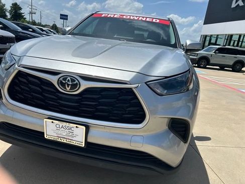 Used 2022 Toyota Highlander L FWD image 3