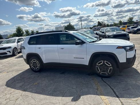 Used 2026 Jeep Cherokee Laredo AWD/4WD image 5