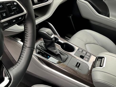 Used 2026 Toyota Highlander Platinum image 16