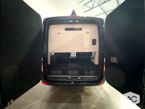 Used 2018 Mercedes-Benz Sprinter 2500 image 11