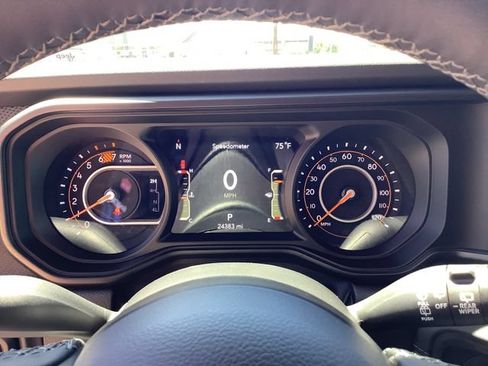 Used 2025 Jeep Wrangler Unlimited Rubicon w/ Convenience Group AWD/4WD image 14