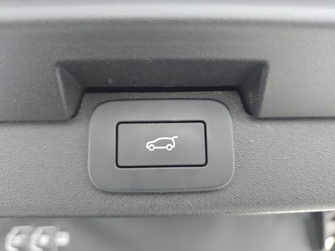 Certified 2024 Land Rover Discovery Metropolitan Edition image 13