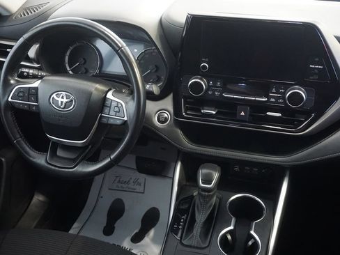 Certified 2024 Toyota Highlander LE FWD image 29