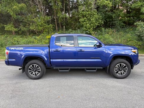 Used 2022 Toyota Tacoma TRD Sport w/ Technology Package AWD/4WD image 4