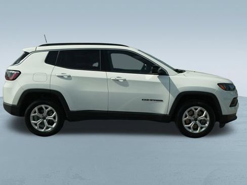 Used 2025 Jeep Compass Latitude AWD/4WD image 10