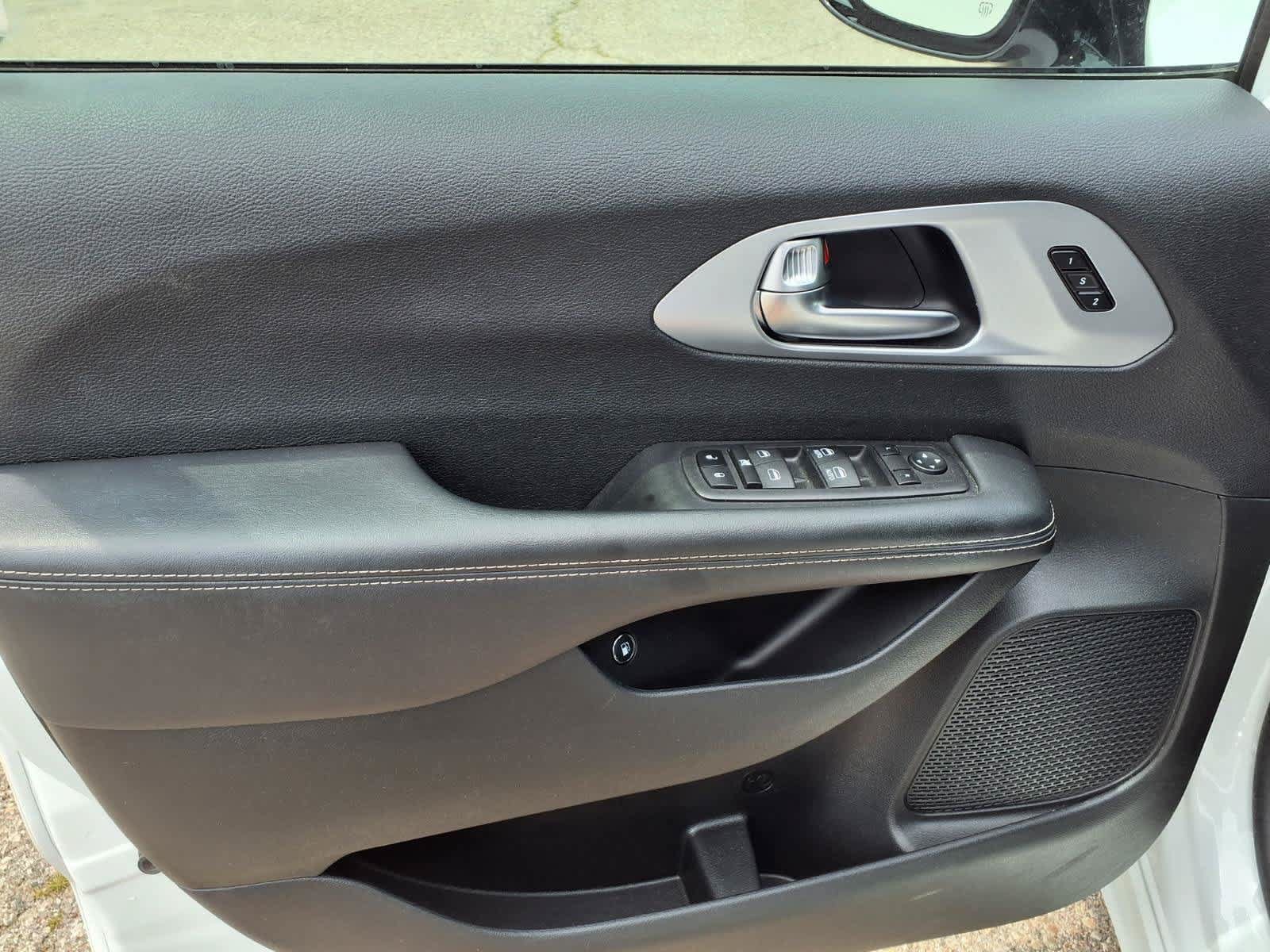 Used 2024 Chrysler Pacifica Limited FWD image 14