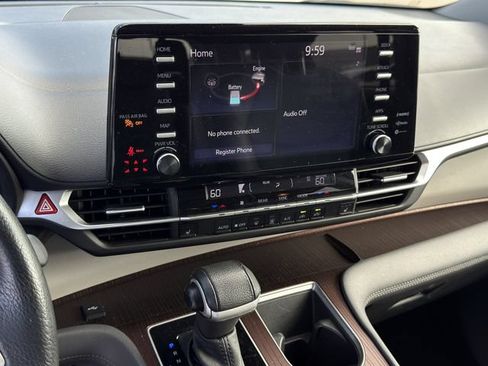 Used 2023 Toyota Sienna XLE FWD image 12