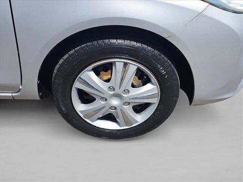 Used 2013 Nissan Versa SV FWD image 9